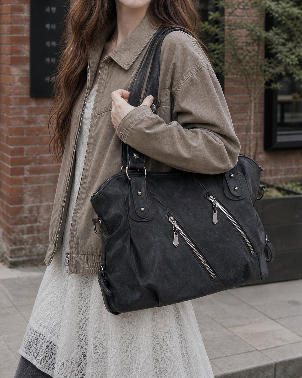 (UNISEX) Diagonal Zip Leather Tote Bag