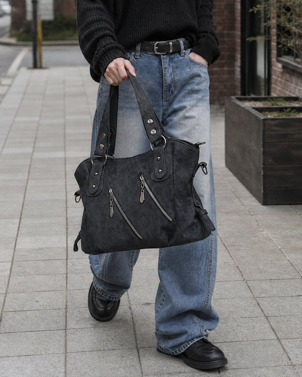 (UNISEX) Diagonal Zip Leather Tote Bag