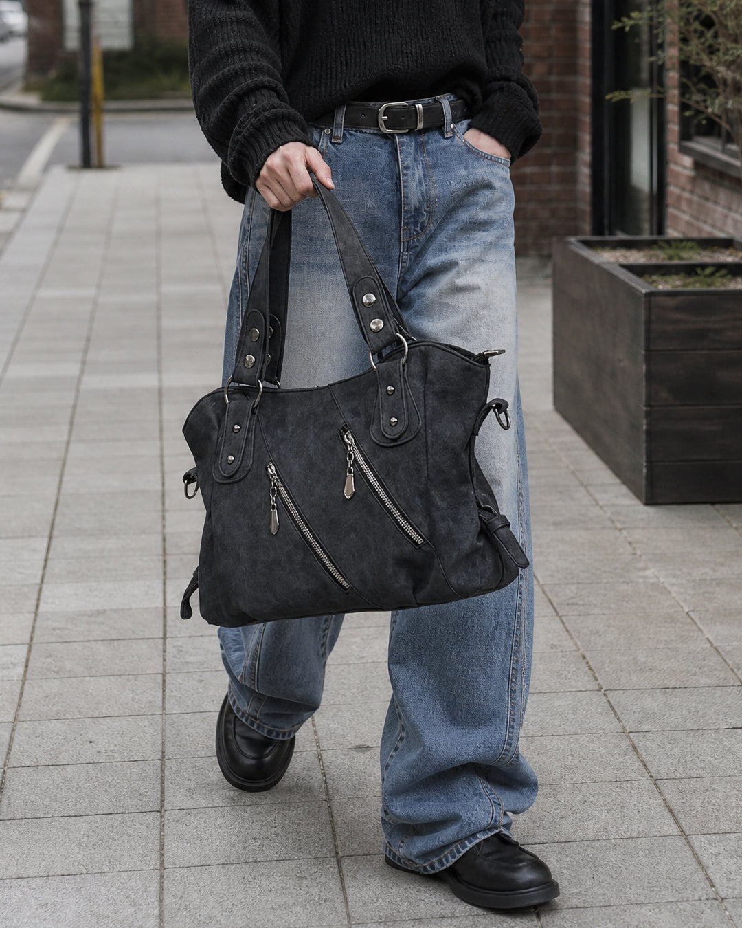 (UNISEX) Diagonal Zip Leather Tote Bag